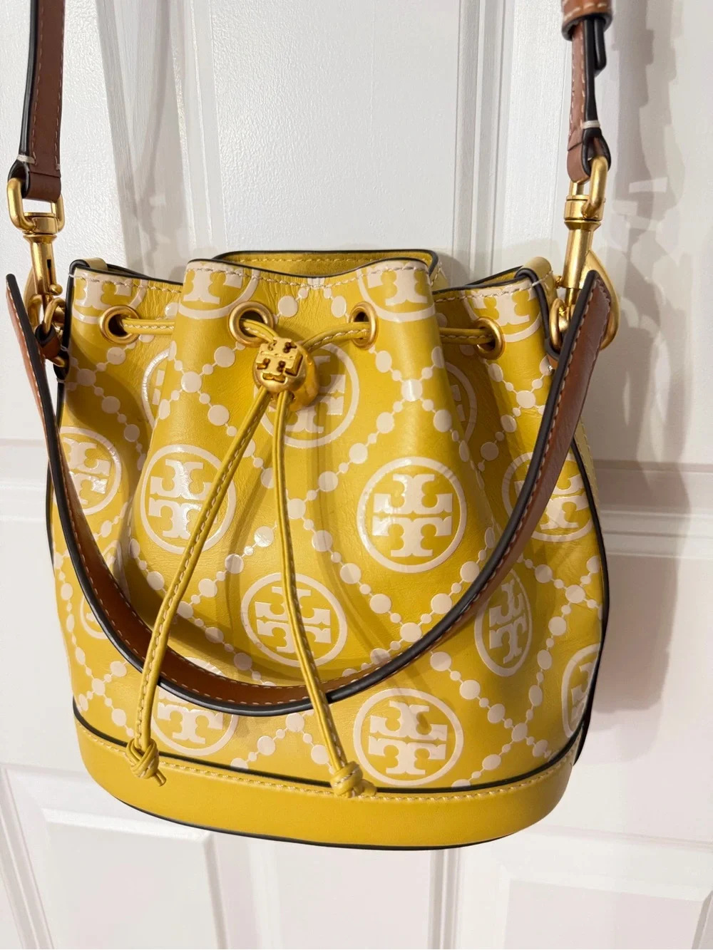 Tory Burch Yellow Logo Drawstring Bucket Shoulder Bag/crossbody bag